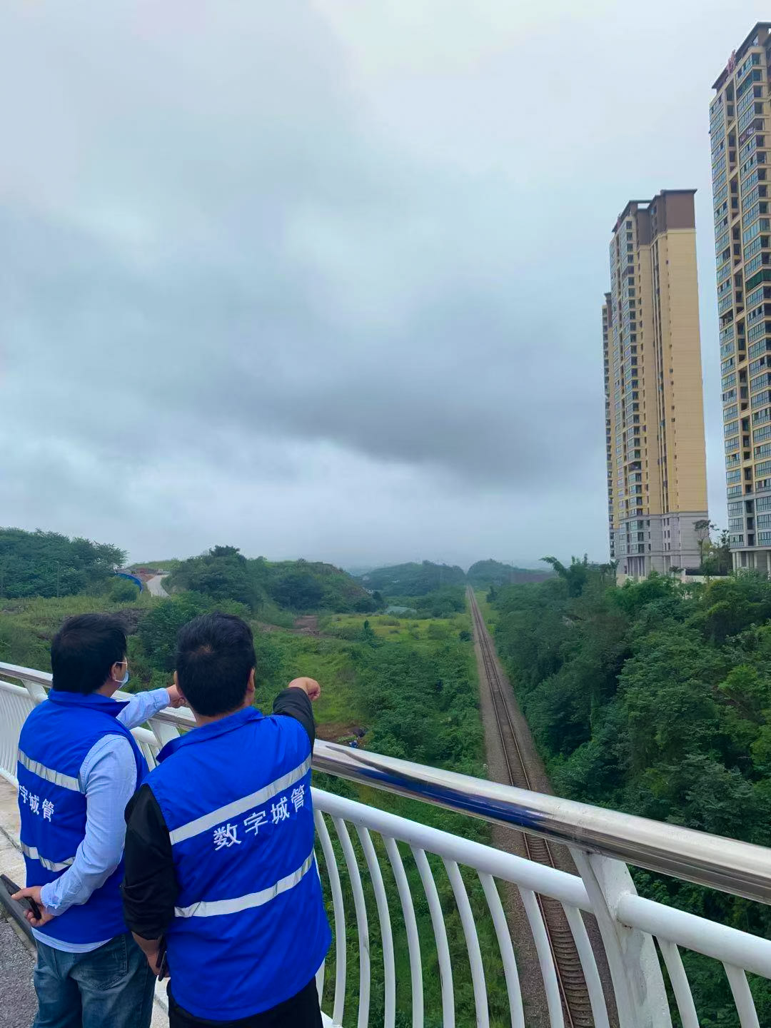 震后鐵路沿線(xiàn)安全巡查，保障鐵路穩定運行